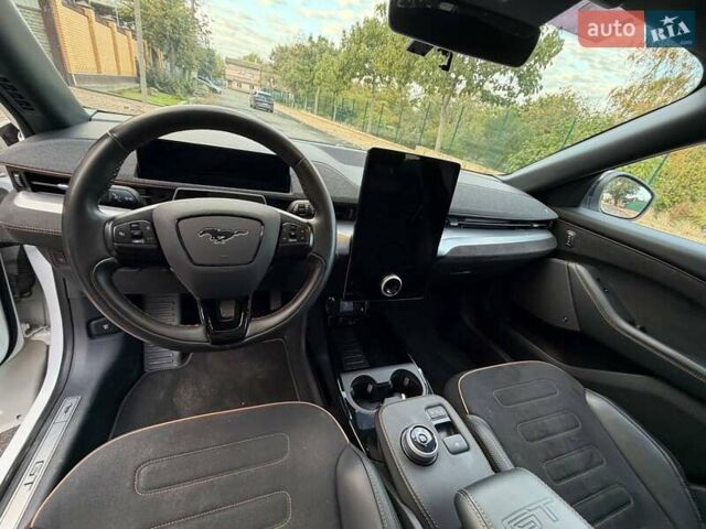 Белый Форд Mustang Mach-E, объемом двигателя 0 л и пробегом 157 тыс. км за 25900 $, фото 5 на Automoto.ua