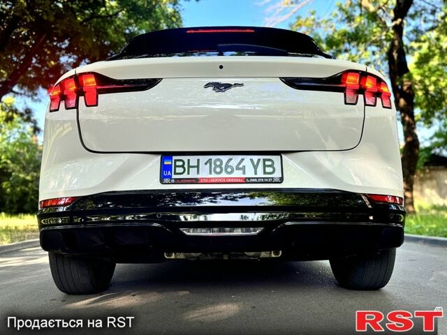 Белый Форд Mustang Mach-E, объемом двигателя 85 л и пробегом 73 тыс. км за 23500 $, фото 5 на Automoto.ua