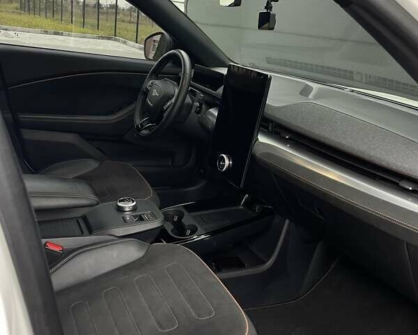 Белый Форд Mustang Mach-E, объемом двигателя 0 л и пробегом 39 тыс. км за 32500 $, фото 12 на Automoto.ua