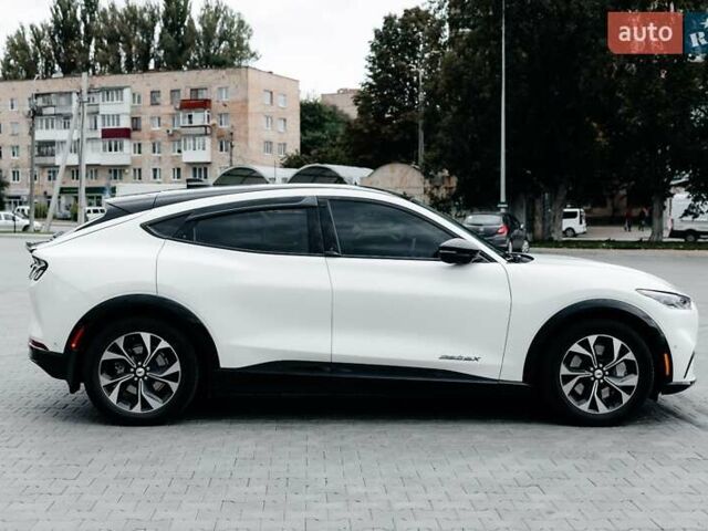 Белый Форд Mustang Mach-E, объемом двигателя 0 л и пробегом 56 тыс. км за 25300 $, фото 3 на Automoto.ua