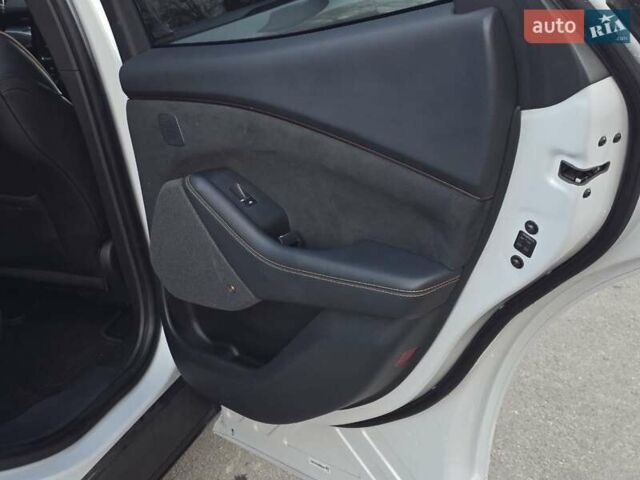 Белый Форд Mustang Mach-E, объемом двигателя 0 л и пробегом 31 тыс. км за 31999 $, фото 54 на Automoto.ua