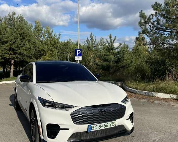 Белый Форд Mustang Mach-E, объемом двигателя 0 л и пробегом 39 тыс. км за 32500 $, фото 1 на Automoto.ua