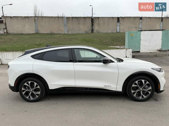 Білий Форд Mustang Mach-E, об'ємом двигуна 0 л та пробігом 61 тис. км за 23500 $, фото 2 на Automoto.ua