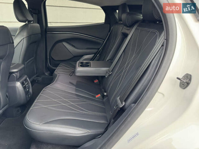 Белый Форд Mustang Mach-E, объемом двигателя 0 л и пробегом 59 тыс. км за 21950 $, фото 81 на Automoto.ua