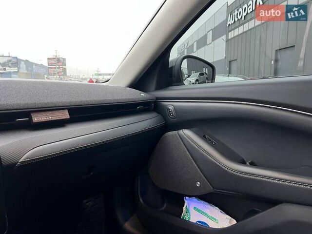 Белый Форд Mustang Mach-E, объемом двигателя 0 л и пробегом 80 тыс. км за 26640 $, фото 27 на Automoto.ua