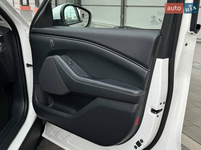 Белый Форд Mustang Mach-E, объемом двигателя 0 л и пробегом 59 тыс. км за 21950 $, фото 72 на Automoto.ua