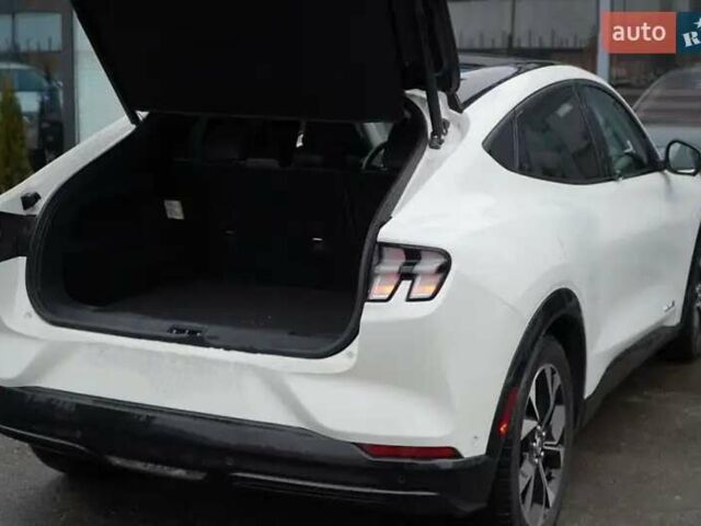 Белый Форд Mustang Mach-E, объемом двигателя 0 л и пробегом 42 тыс. км за 32500 $, фото 5 на Automoto.ua
