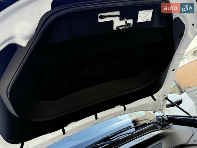 Белый Форд Mustang Mach-E, объемом двигателя 0 л и пробегом 60 тыс. км за 22200 $, фото 84 на Automoto.ua