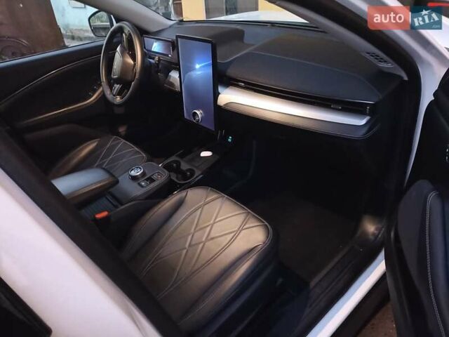 Белый Форд Mustang Mach-E, объемом двигателя 0 л и пробегом 33 тыс. км за 22200 $, фото 2 на Automoto.ua