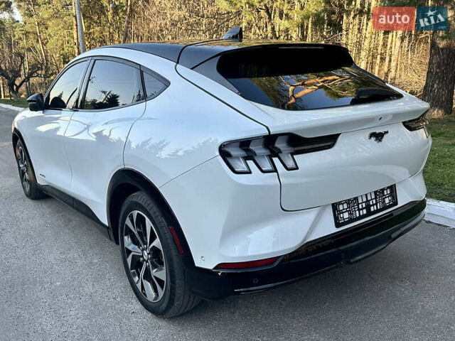 Белый Форд Mustang Mach-E, объемом двигателя 0 л и пробегом 51 тыс. км за 29900 $, фото 6 на Automoto.ua