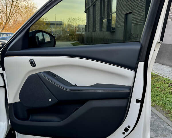 Білий Форд Mustang Mach-E, об'ємом двигуна 0 л та пробігом 42 тис. км за 25300 $, фото 34 на Automoto.ua