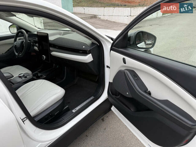 Білий Форд Mustang Mach-E, об'ємом двигуна 0 л та пробігом 61 тис. км за 23500 $, фото 15 на Automoto.ua