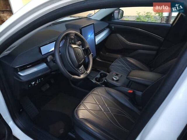 Белый Форд Mustang Mach-E, объемом двигателя 0 л и пробегом 33 тыс. км за 22200 $, фото 5 на Automoto.ua