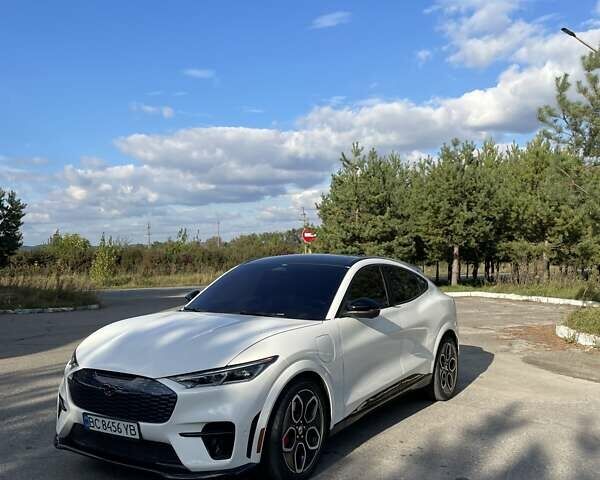 Белый Форд Mustang Mach-E, объемом двигателя 0 л и пробегом 39 тыс. км за 32500 $, фото 2 на Automoto.ua
