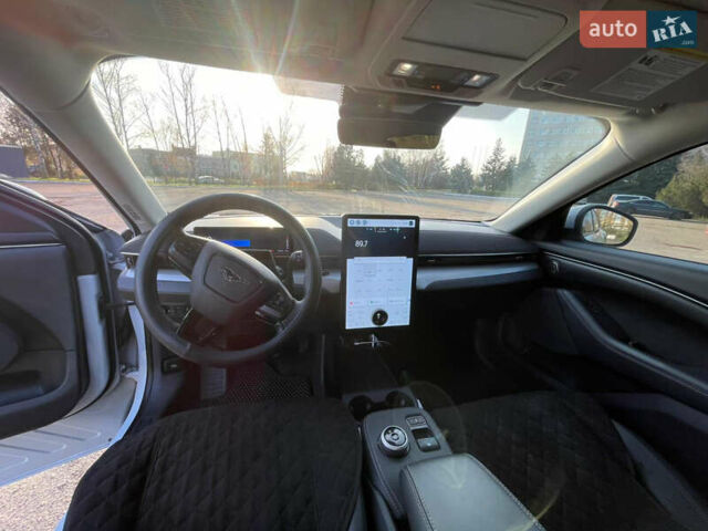 Белый Форд Mustang Mach-E, объемом двигателя 0 л и пробегом 66 тыс. км за 25000 $, фото 3 на Automoto.ua