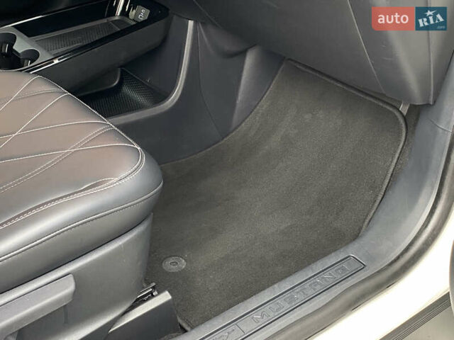 Белый Форд Mustang Mach-E, объемом двигателя 0 л и пробегом 58 тыс. км за 22950 $, фото 80 на Automoto.ua