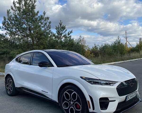 Белый Форд Mustang Mach-E, объемом двигателя 0 л и пробегом 39 тыс. км за 32500 $, фото 3 на Automoto.ua