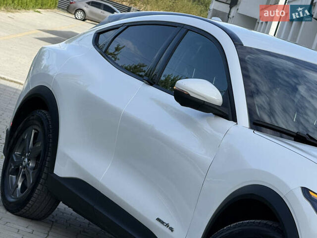 Белый Форд Mustang Mach-E, объемом двигателя 0 л и пробегом 57 тыс. км за 23600 $, фото 5 на Automoto.ua
