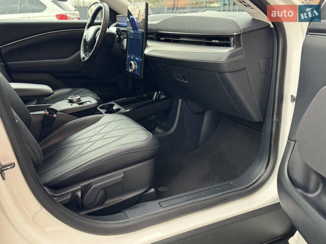 Белый Форд Mustang Mach-E, объемом двигателя 0 л и пробегом 59 тыс. км за 21950 $, фото 74 на Automoto.ua