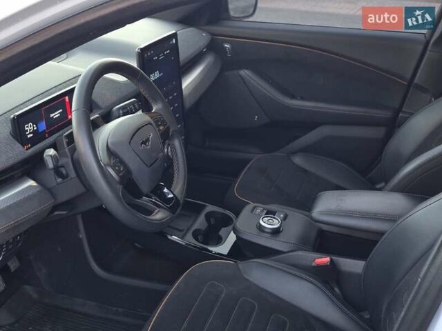 Белый Форд Mustang Mach-E, объемом двигателя 0 л и пробегом 31 тыс. км за 31999 $, фото 47 на Automoto.ua