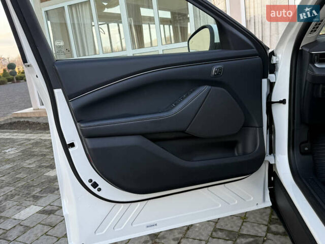 Белый Форд Mustang Mach-E, объемом двигателя 0 л и пробегом 60 тыс. км за 22200 $, фото 72 на Automoto.ua