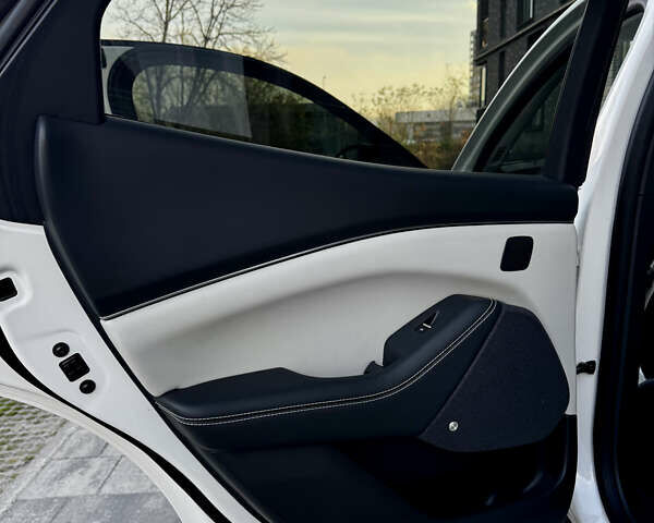 Білий Форд Mustang Mach-E, об'ємом двигуна 0 л та пробігом 42 тис. км за 25300 $, фото 27 на Automoto.ua