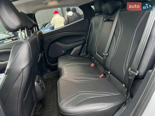Белый Форд Mustang Mach-E, объемом двигателя 0 л и пробегом 80 тыс. км за 26640 $, фото 29 на Automoto.ua