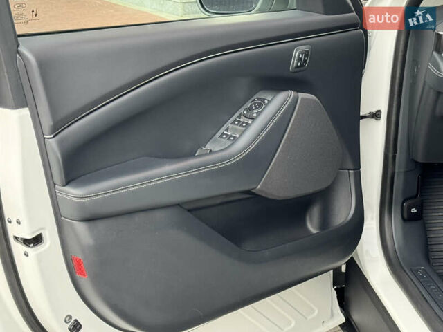 Белый Форд Mustang Mach-E, объемом двигателя 0 л и пробегом 59 тыс. км за 21950 $, фото 56 на Automoto.ua