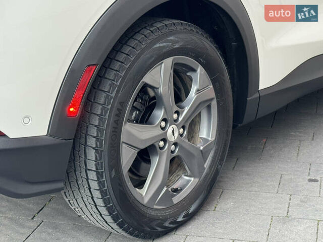 Белый Форд Mustang Mach-E, объемом двигателя 0 л и пробегом 59 тыс. км за 21950 $, фото 54 на Automoto.ua