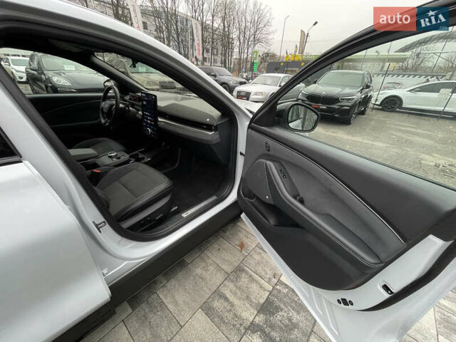 Белый Форд Mustang Mach-E, объемом двигателя 0 л и пробегом 4 тыс. км за 39900 $, фото 27 на Automoto.ua
