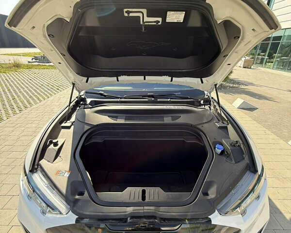 Белый Форд Mustang Mach-E, объемом двигателя 0 л и пробегом 23 тыс. км за 42700 $, фото 81 на Automoto.ua