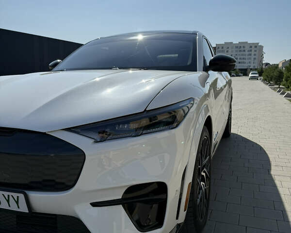 Белый Форд Mustang Mach-E, объемом двигателя 0 л и пробегом 23 тыс. км за 42700 $, фото 3 на Automoto.ua