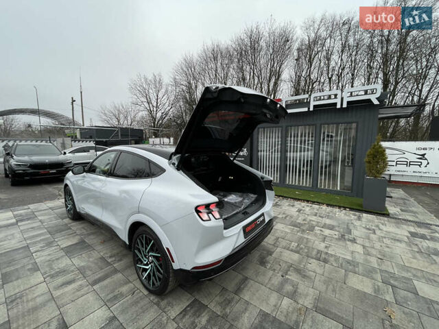 Белый Форд Mustang Mach-E, объемом двигателя 0 л и пробегом 4 тыс. км за 39900 $, фото 30 на Automoto.ua