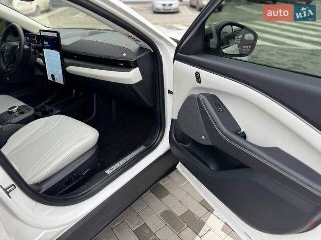 Білий Форд Mustang Mach-E, об'ємом двигуна 0 л та пробігом 34 тис. км за 29500 $, фото 24 на Automoto.ua