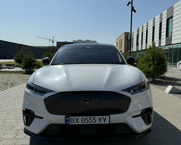 Белый Форд Mustang Mach-E, объемом двигателя 0 л и пробегом 23 тыс. км за 42700 $, фото 4 на Automoto.ua