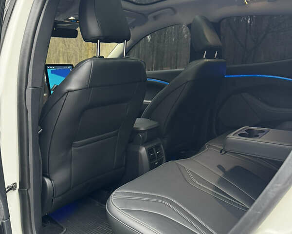 Білий Форд Mustang Mach-E, об'ємом двигуна 0 л та пробігом 8 тис. км за 26700 $, фото 10 на Automoto.ua