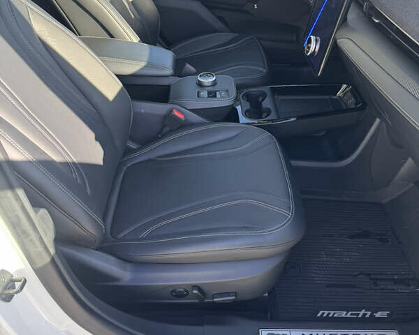 Белый Форд Mustang Mach-E, объемом двигателя 0 л и пробегом 24 тыс. км за 29000 $, фото 10 на Automoto.ua