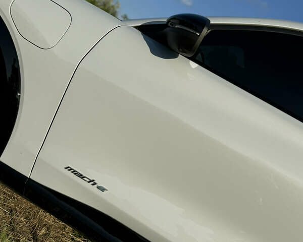 Белый Форд Mustang Mach-E, объемом двигателя 0 л и пробегом 31 тыс. км за 31000 $, фото 3 на Automoto.ua