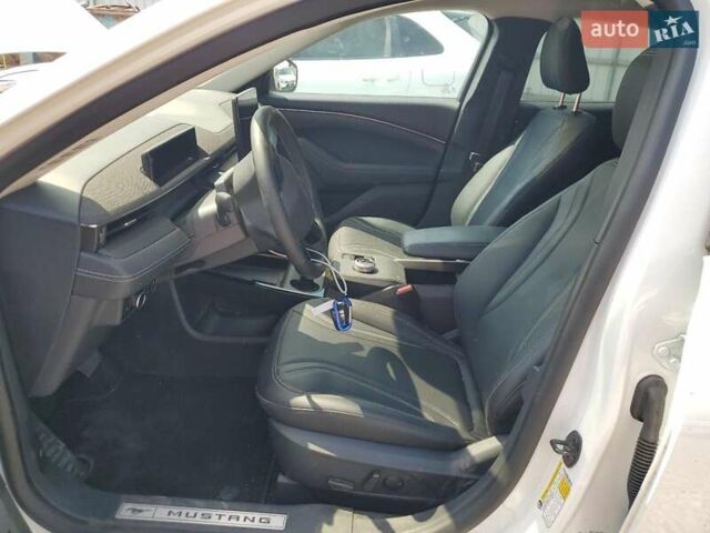 Белый Форд Mustang Mach-E, объемом двигателя 0 л и пробегом 17 тыс. км за 10200 $, фото 6 на Automoto.ua