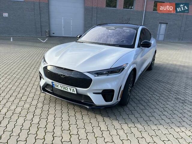 Белый Форд Mustang Mach-E, объемом двигателя 0 л и пробегом 33 тыс. км за 32500 $, фото 2 на Automoto.ua