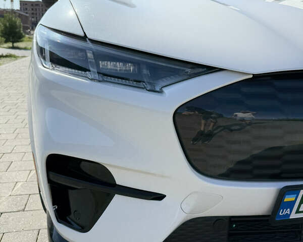 Белый Форд Mustang Mach-E, объемом двигателя 0 л и пробегом 23 тыс. км за 42700 $, фото 23 на Automoto.ua