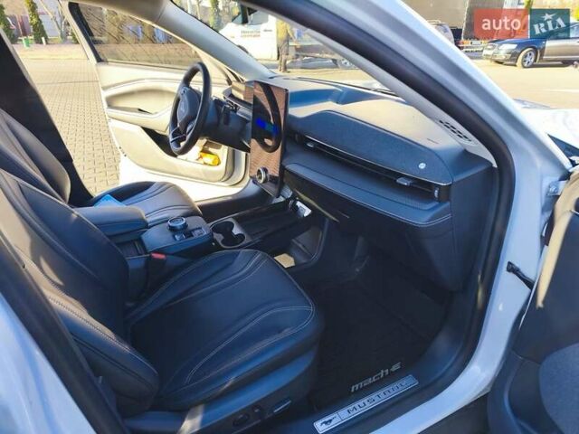 Белый Форд Mustang Mach-E, объемом двигателя 0 л и пробегом 8 тыс. км за 26900 $, фото 16 на Automoto.ua
