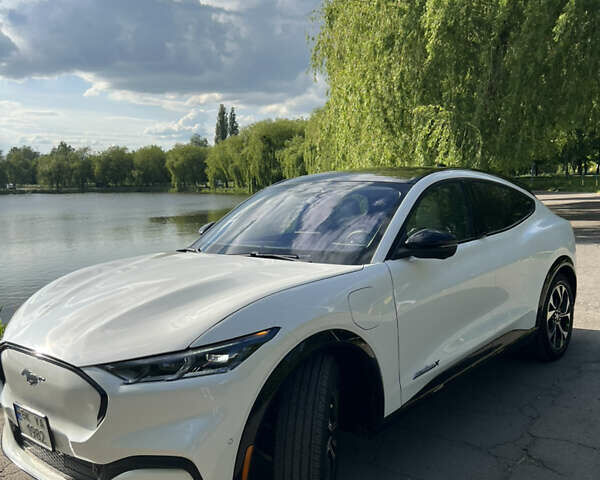 Белый Форд Mustang Mach-E, объемом двигателя 0 л и пробегом 19 тыс. км за 30900 $, фото 2 на Automoto.ua