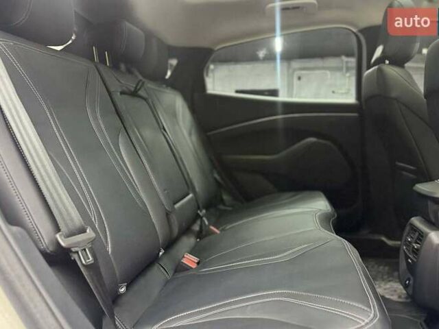 Белый Форд Mustang Mach-E, объемом двигателя 0 л и пробегом 2 тыс. км за 28000 $, фото 15 на Automoto.ua