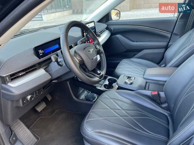 Черный Форд Mustang Mach-E, объемом двигателя 0 л и пробегом 18 тыс. км за 28800 $, фото 6 на Automoto.ua