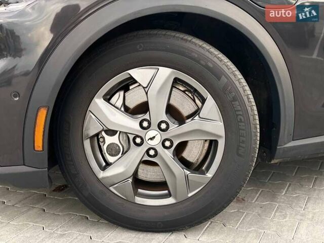 Черный Форд Mustang Mach-E, объемом двигателя 0 л и пробегом 49 тыс. км за 29990 $, фото 4 на Automoto.ua