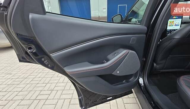 Чорний Форд Mustang Mach-E, об'ємом двигуна 0 л та пробігом 110 тис. км за 27500 $, фото 66 на Automoto.ua