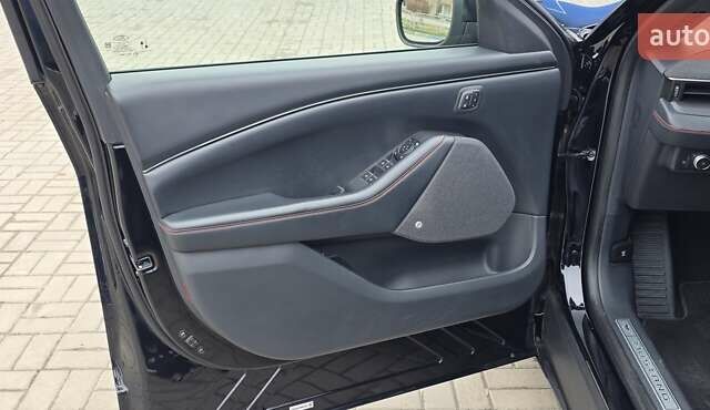 Чорний Форд Mustang Mach-E, об'ємом двигуна 0 л та пробігом 110 тис. км за 27500 $, фото 56 на Automoto.ua