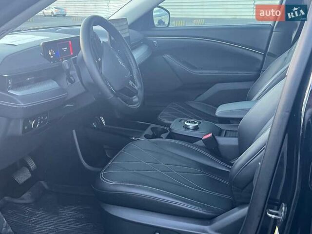 Черный Форд Mustang Mach-E, объемом двигателя 0 л и пробегом 26 тыс. км за 27590 $, фото 22 на Automoto.ua