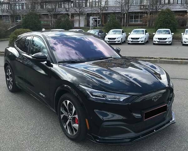 Черный Форд Mustang Mach-E, объемом двигателя 0 л и пробегом 30 тыс. км за 27999 $, фото 3 на Automoto.ua